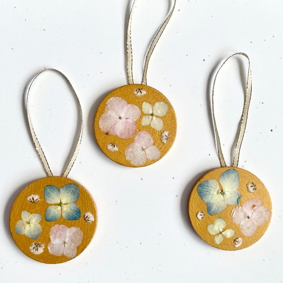 Pressed Flower Wooden Christmas Ornament Gold - Picture 2 of 8